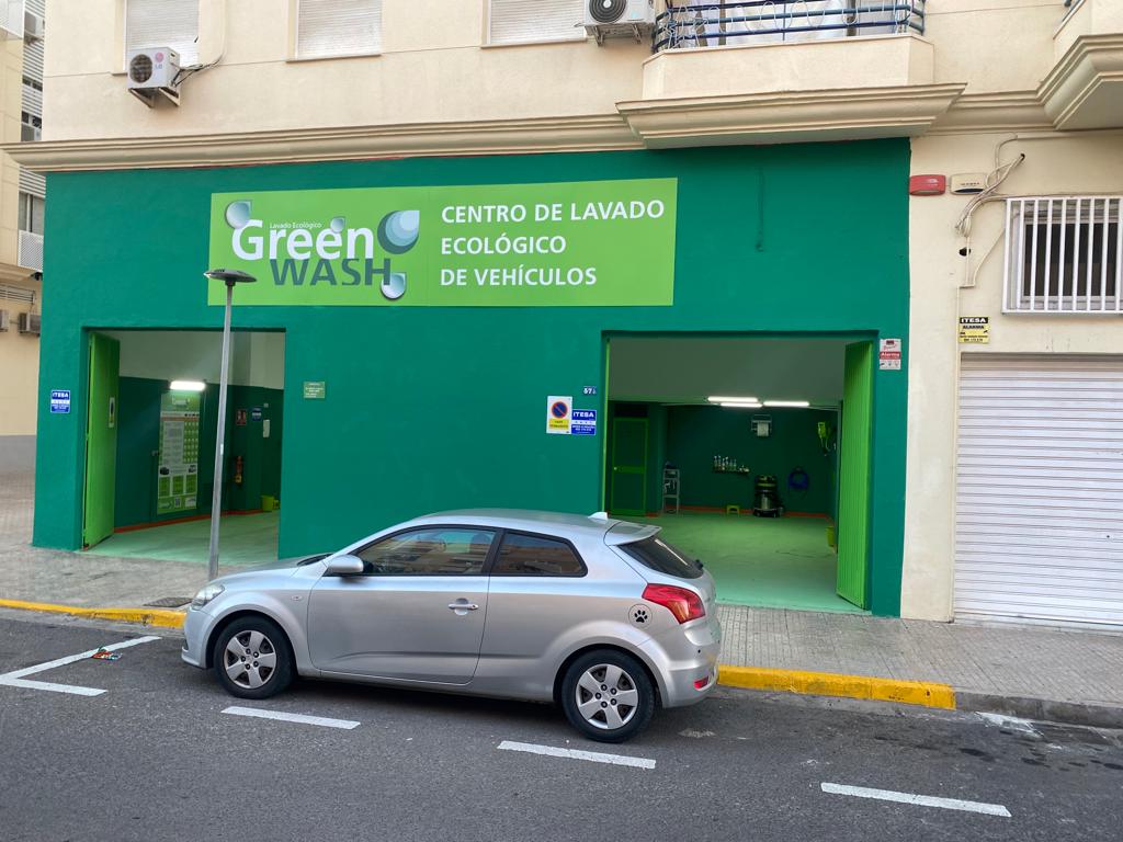 Coche blanco en parking subterráneo de Green Wash