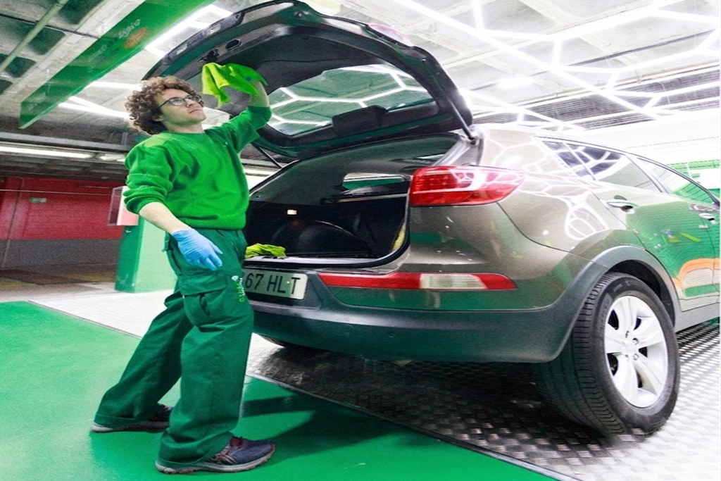 Coche blanco en parking subterráneo de Green Wash