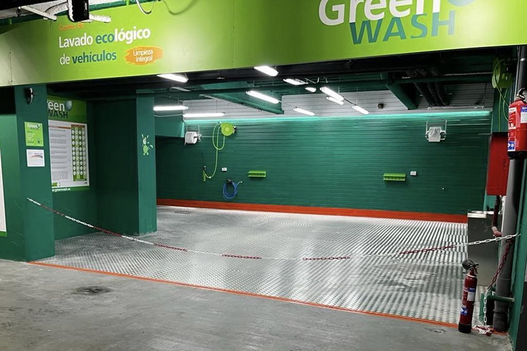 Coche blanco en parking subterráneo de Green Wash