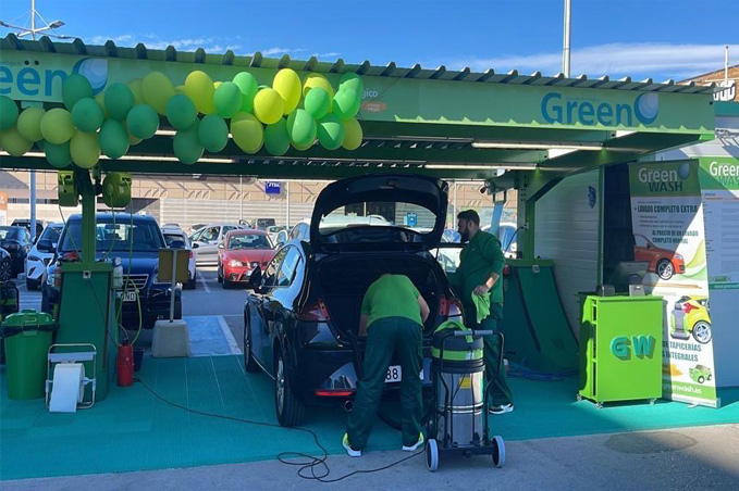 Coche blanco en parking subterráneo de Green Wash